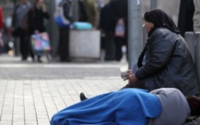 Photo d'illustration d'une pauvre femme mendiant à Jérusalem. (Crédit : Nati Shohat/Flash90)
