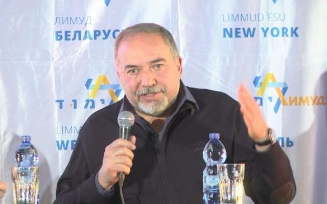 Le ministre de la Défense Avigdor Liberman devant l'auditoire d'une conférence du  Limmud FSU à Eilat, le 15 décembre 2016 (Crédit : Limmud FSU)