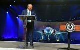 Le ministre de la Défense Avigdor Liberman dévoile le chasseur furtif F-35 au cours d'une cérémonie à   Fort Worth, au Texas, le 22 juin 2016 (Crédit :  Ariel Hermoni/Ministère de la Défense)
