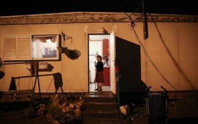 Une jeune israélienne à l'entrée de son habitation à l'avant-poste d'Amona en Cisjordanie, le 17 décembre   2016. (Crédit : Miriam Alster/Flash90)