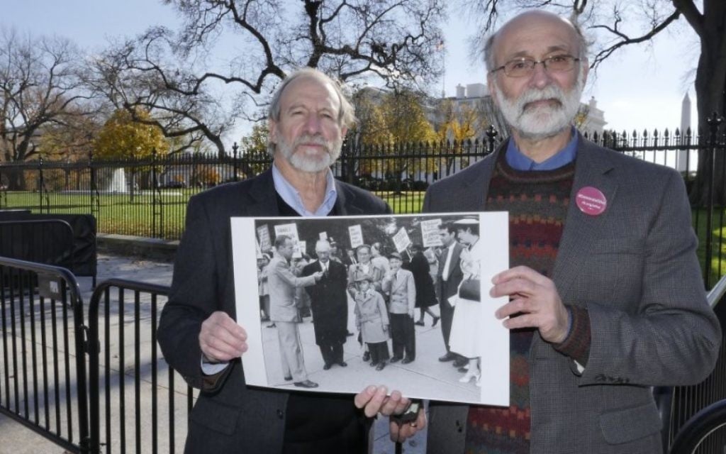 Michael Meeropol et son frère Robert Meeropol aux abords de la Maison Blanche lors d'un rassemblement, le 1er décembre 2016, pour réhabiliter le nom de leur mère. (Crédit : Alan Heath/Rosenberg Fund for Children) Michael Meeropol et son frère Robert Meeropol aux abords de la Maison Blanche lors d'un rassemblement, le 1er décembre 2016, pour réhabiliter le nom de leur mère. (Crédit : Alan Heath/Rosenberg Fund for Children)