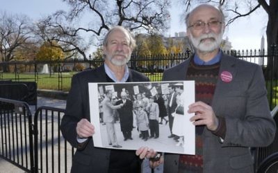 Michael Meeropol et son frère Robert Meeropol aux abords de la Maison Blanche lors d'un rassemblement, le 1er décembre 2016, pour réhabiliter le nom de leur mère. (Crédit : Alan Heath/Rosenberg Fund for Children)
