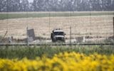 Un véhicule militaire israélien à proximité de la frontière entre Israël et la Bande de Gaz,a le 30 mars 2015. (Crédit : Abed Rahim Khatib/Flash90)