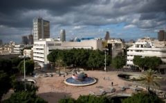 Des nuages d'orage sur la place Dizengoff dans le centre de Tel Aviv le 15 décembre 2016 (Crédit : Miriam Alster/Flash90)
