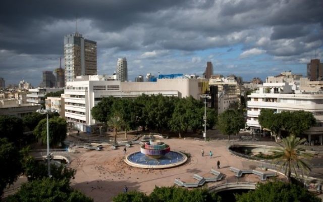 Des nuages d'orage sur la place Dizengoff dans le centre de Tel Aviv le 15 décembre 2016 (Crédit : Miriam Alster/Flash90)