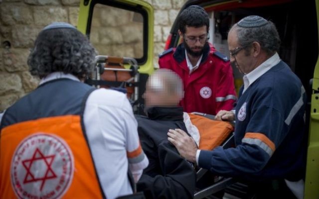 Les personnels médicaux de Magen David Adom évacuent un officier de police blessé lors d'une attaque à l'arme blanche à Jérusalem le 14 décembre 2016 (Crédit : Yonatan Sindel/Flash90) Les personnels médicaux de Magen David Adom évacuent un officier de police blessé lors d'une attaque à l'arme blanche à Jérusalem le 14 décembre 2016 (Crédit : Yonatan Sindel/Flash90)