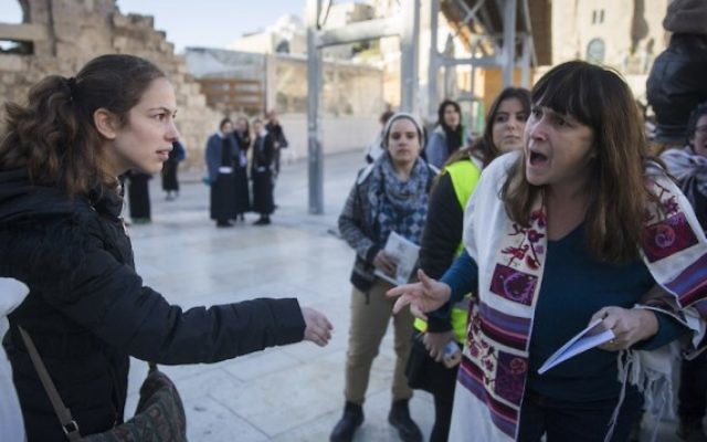 Des manifestantes s'opposent aux membres de l'organisation  Women of the Wall sur le site du mur occidental à Jérusalem, le 12 décembre 2016. (Crédit Hadas Parush/Flash90)