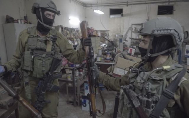 Les soldats israéliens, aux côtés de la police et du Shin Bet, saisissent des dizaines d'armes à Bethléem et à Hébron le 23 août, dans le cadre d'un vaste effort de répression des armements illégaux en Cisjordanie. (Crédit : unité des porte-paroles de l'armée israélienne) Les soldats israéliens, aux côtés de la police et du Shin Bet, saisissent des dizaines d'armes à Bethléem et à Hébron le 23 août, dans le cadre d'un vaste effort de répression des armements illégaux en Cisjordanie. (Crédit : unité des porte-paroles de l'armée israélienne)