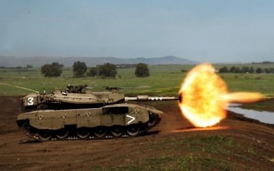 Un tank Merkava de Tsahal ouvre le feu durant des exercices sur le Plateau du Golan en 2008. (Crédit : Neil Cohen/IDF Spokesperson’s Unit via Wikimedia Commons)