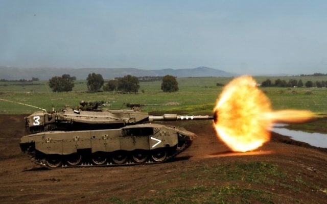 Un tank Merkava de Tsahal ouvre le feu durant des exercices sur le Plateau du Golan en 2008. (Crédit : Neil Cohen/IDF Spokesperson’s Unit via Wikimedia Commons) Un tank Merkava de Tsahal ouvre le feu durant des exercices sur le Plateau du Golan en 2008. (Crédit : Neil Cohen/IDF Spokesperson’s Unit via Wikimedia Commons)