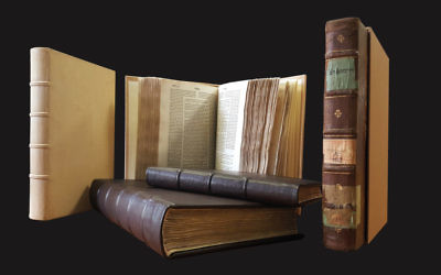 Des livres restaurés de la Bibliothèque de la Grande Synagogue de Florence exposés. (Crédit : Fondation du Patrimoine Culturel Juif italien)
