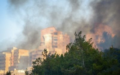 La fumée s'élève au dessus de la ville de Haïfa, dans le nord d'Israël, où un incendie majeur s'est déclaré le 24 novembre 2016. (Crédit : Meir Vaknin/Flash90)