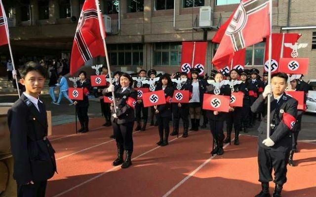 Des lycées de Taïwan habillés en soldats nazis pour une fête, le 24 décembre 2016. (Crédit : Facebook/Pixar Lu) Des lycées de Taïwan habillés en soldats nazis pour une fête, le 24 décembre 2016. (Crédit : Facebook/Pixar Lu)