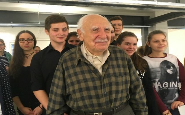 Marcel Tuchman, 95 ans, a rencontré à Berlin des lycéens allemands, polonais et autrichiens qui étudient l'histoire du travail forcé à l'époque nazie, en décembre 2016. (Crédit : JTA)