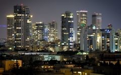 Illustration: Tel Aviv de nuit, le 29 août 2016. (Crédit : Miriam Alster/Flash90)