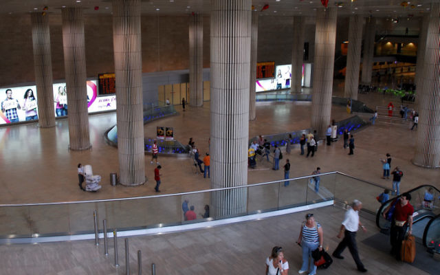 Le hall des arrivées du Terminal 3 de l'aéroport international Ben Gurion. Illustration. (Crédit : Gili Yaari/Flash90) Le hall des arrivées du Terminal 3 de l'aéroport international Ben Gurion. Illustration. (Crédit : Gili Yaari/Flash90)