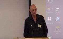Aharon Aharon en 2010. (Crédit : capture d'écran YouTube)