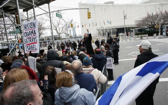 Le rabbin américain orthodoxe Shmuley Boteach (au centre) s'adresse à la foule le 28 décembre 2016 pour les inviter à protester contre les États-Unis pour "définancer l'ONU" suite au vote anti-implantation du 23 décembre. (Crédit : AFP Photo/Ketan Betancur)