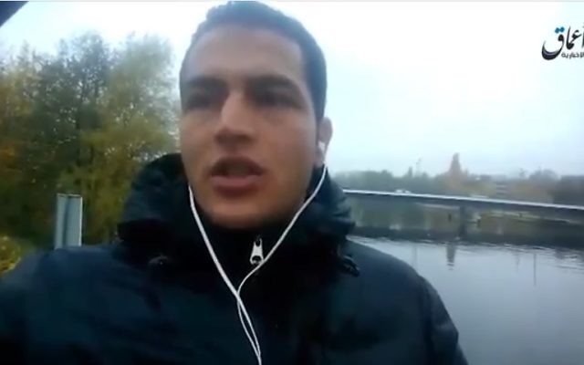 Anis Amri, suspect principal de l'attentat du marché de Noël de Berlin, prête allégeance à l'Etat islamique dans une vidéo publiée après sa mort, en décembre 2016. (Crédit : capture d'écran YouTube) Anis Amri, suspect principal de l'attentat du marché de Noël de Berlin, prête allégeance à l'Etat islamique dans une vidéo publiée après sa mort, en décembre 2016. (Crédit : capture d'écran YouTube)
