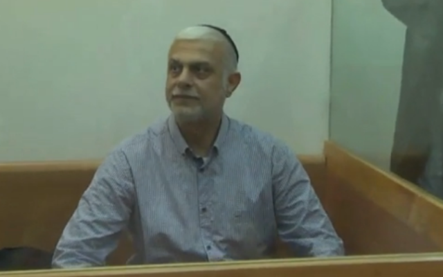 Amnon Cohen, ancien député du Shas, comparaît devant la cour des magistrats de Rishon Lezion, le 7 décembre 2016. (Crédit : capture d'écran Walla)