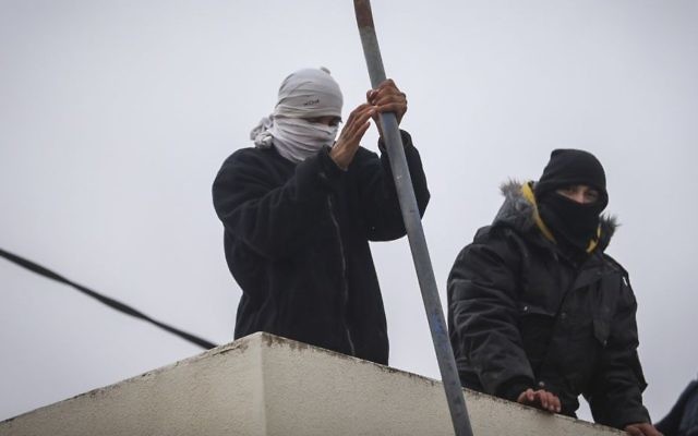Des jeunes juifs résidents des implantations se préparent à résister à l'évacuation de l'avant-poste d'Amona, après avoir rejeté une offre de relogement du gouvernement. (Crédit : Yonathan Sindel/Flash90)