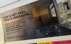 Une affiche placardée sans permission dans le métro de Londres pour marquer la 12 semaine de l'apartheid anti-Israël du mouvement BDS, le 22 février 2016. Illustration.