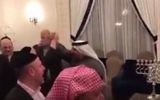 Juifs orthodoxes et cheicks musulmans en keffiehs dansent ensemble sur de la musique hassidique pour célébrer Hanoukka au royaume de Bahreïn, le 24 décembre 2016. (Crédit : capture d'écran YouTube)