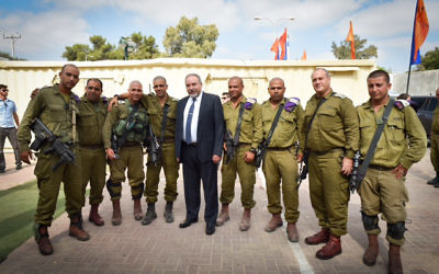 Avigdor Liberman, ministre de la Défense, pendant une visite sur la base militaire du bataillon de reconnaissance bédouin, le 26 juillet 2016. (Crédit : Ariel Hermoni/ministère de la Défense)