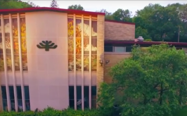 LA synagogue Beth El Jacob à Des Moines, dans l'Iowa. Crédit : capture d'écran YouTube)