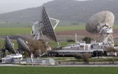 Une station satellite Bezeq dans la vallée d'Ella (Crédit : Nati Shohat/Flash90)