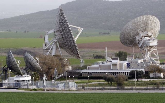 Une station satellite Bezeq dans la vallée d'Ella (Crédit : Nati Shohat/Flash90)