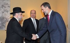 Le roi Felipe VI d'Espagne, (à droite), et le président de la Conférence des rabbins européens, Pinchas Goldschmidt, au palais royal El Pardo de Madrid, le 13 décembre 2016. (Crédit : Congrès juif mondial)