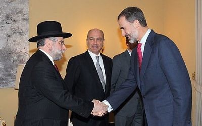 Le roi Felipe VI d'Espagne, (à droite), et le président de la Conférence des rabbins européens, Pinchas Goldschmidt, au palais royal El Pardo de Madrid, le 13 décembre 2016. (Crédit : Congrès juif mondial)