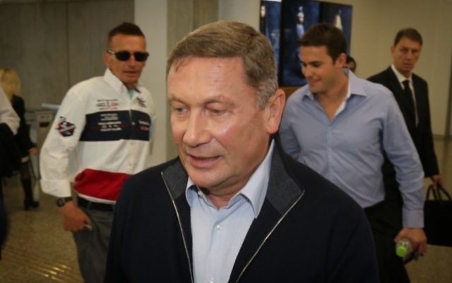 L'homme d'affaires israélien Nochi Dankner arrive à la cour du district de Tel Aviv pour entendre sa condamnation, le 5 décembre 2016. (Crédit : Roy Alima/Flash90) L'homme d'affaires israélien Nochi Dankner arrive à la cour du district de Tel Aviv pour entendre sa condamnation, le 5 décembre 2016. (Crédit : Roy Alima/Flash90)