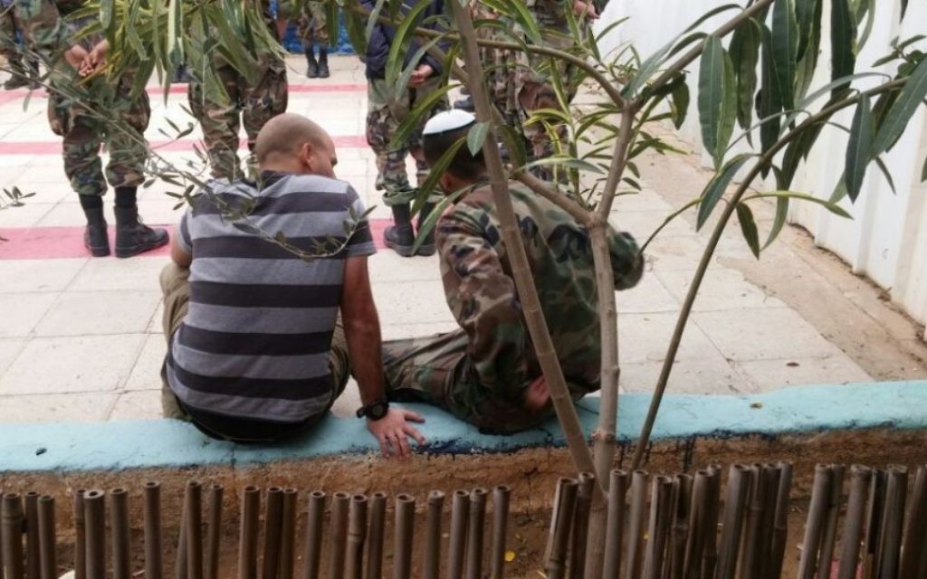 Yaakov Selavan, ancien officier des forces blindées, parle avec un soldat récemment enrôlé, emprisonnée pour avoir refusé de servir dans une brigade tankiste, le 30 november 30, 2016. (Crédit : Yaakov Selavan)
