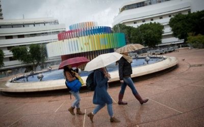 Dizengoff Street sous la pluie, à Tel Aviv le 2 décembre 2016 (Crédit : Miriam Alster/Flash90)