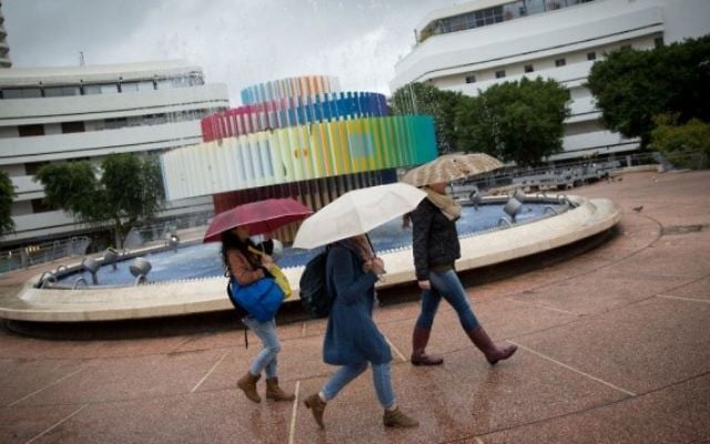 Dizengoff Street sous la pluie, à Tel Aviv le 2 décembre 2016 (Crédit : Miriam Alster/Flash90)