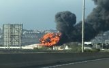 Un réservoir d'essence en flammes à la raffinerie de Haïfa, le 25 décembre 2016. (Crédit : police israélienne)