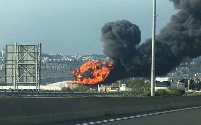 Un réservoir d'essence en flammes à la raffinerie de Haïfa, le 25 décembre 2016. (Crédit : police israélienne) Un réservoir d'essence en flammes à la raffinerie de Haïfa, le 25 décembre 2016. (Crédit : police israélienne)
