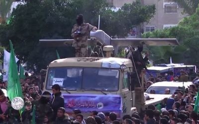 Un drone du Hamas exposé pendant une parade marquant le 27e anniversaire du groupe terroriste, en 2014. (Crédit : capture d'écran YouTube/RuptlyTV)