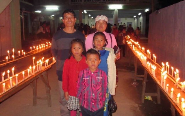 Des membres de la communauté juive des Bnei Menashe fêtent hanoukka à Churachandpur, le 8 décembre 2015. (Crédit : Shavei Israel)