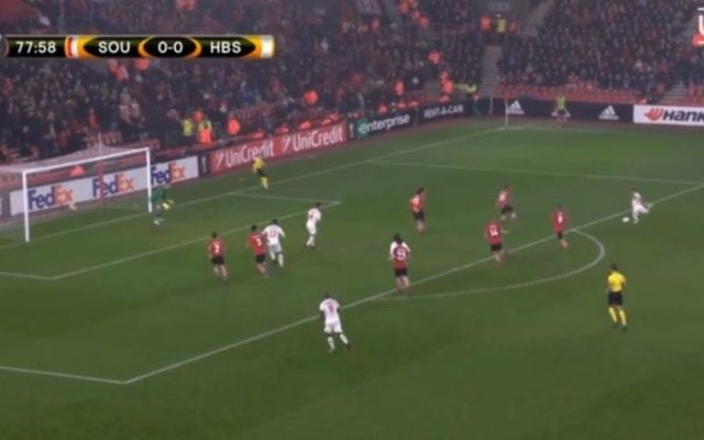 Maor Buzaglo de l'équipe Hapoel Beer Sheva marque contre Southampton lors d'un matche de l'UEFA Europa League le 9 décembre 2016, qui s'est terminé en match nul, 1-1. (Crédit : capture d'écran UEFA)