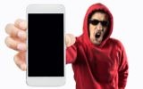 Image d'un pirate prenant le contrôle d'un smartphone (Crédit : Manuel-F-O / Getty Images)
