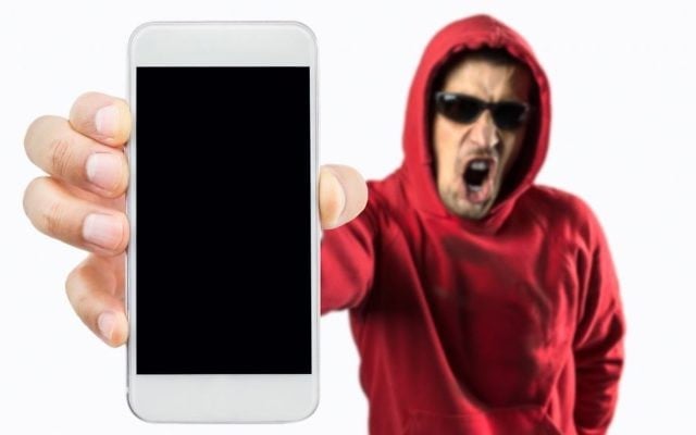 Image d'un pirate prenant le contrôle d'un smartphone (Crédit : Manuel-F-O / Getty Images)