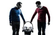 Un couple homosexuel avec un enfant. Illustration. (Crédit : OSTILL/Getty Images)