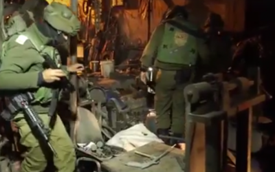 Des soldats de l'armée israélienne lors d'une perquisition dans une fabrique illégales d'arme en Cisjordanie, à Hébron, le 19 décembre 2016. (Crédit : capture d'écran Facebook)