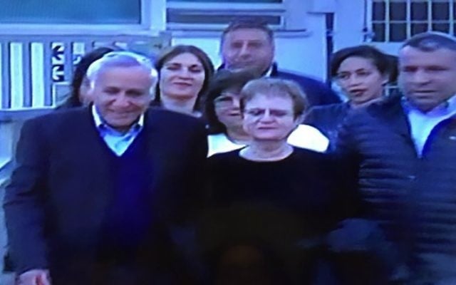L'ancien président Moshe Katsav, accompagné de son épouse Gila, quitte la prison de Maasiyahu le 21 décembre 2016, après avoir purgé 5 ans d'une peine de 7 ans pour viol et autres infractions (Crédit : capture d'écran Deuxième chaîne)