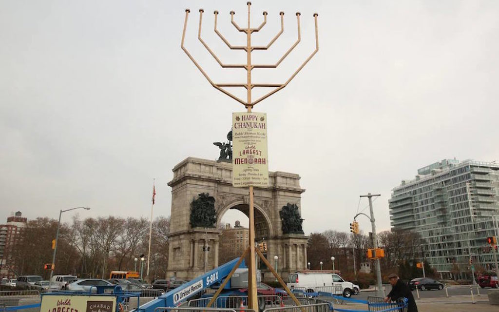 La hannoukiah de Habad à Grand Army Plaza, dont les bougies atteignent 33 pieds et demi et qui est techniquement plus haute que celui de Manhattan (Crédit : Facebook) La hannoukiah de Habad à Grand Army Plaza, dont les bougies atteignent 33 pieds et demi et qui est techniquement plus haute que celui de Manhattan (Crédit : Facebook)