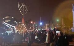 Illustration : La Hannoukiah de 10,5 mètre de haut à Grand Army Plaza, à Brooklyn, New York, Etats-Unis, le 12 septembre 2012 (Crédit : Capture d'écran YouTube)