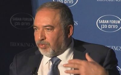 Le ministre de la Défense Avigdor Liberman au Forum Saban, à Washington D.C., le 2 décembre 2016. (Crédit : autorisation)